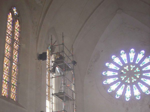 pose des vitraux d'une baie de l'église de Cerbère