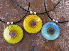 pendentifs ronds colorés en verre fusionné-atelierbulledeverre