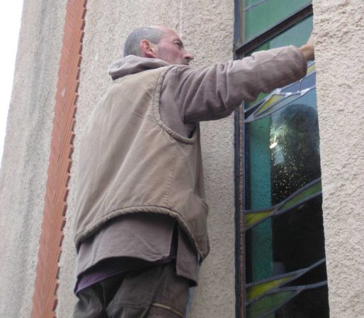 pose d'un vitrail restauré pour l'église de Saint-estève (66)