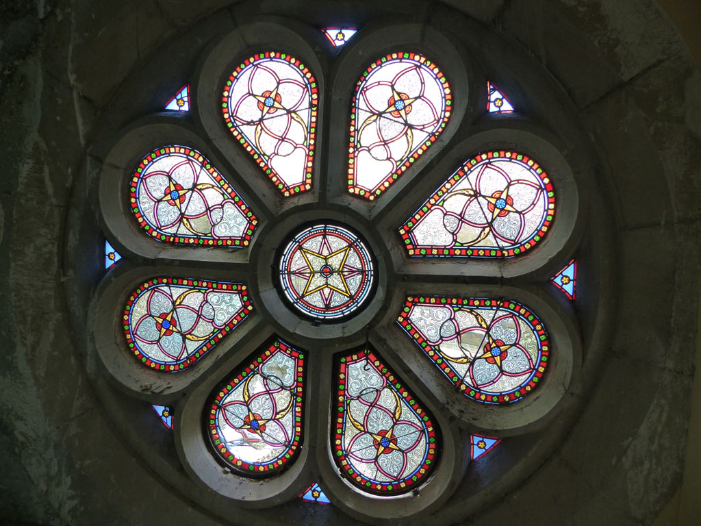 Restauration d'une rosace dans l'un des bâtiments classé de l'ancien centre de séjour situé à Carcassonne dans l'Aude (11).