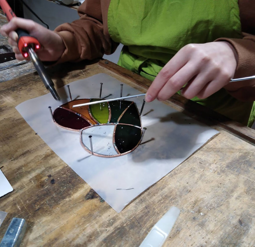 Stages de vitrail traditionnel au plomb au cœur d'un atelier verrier